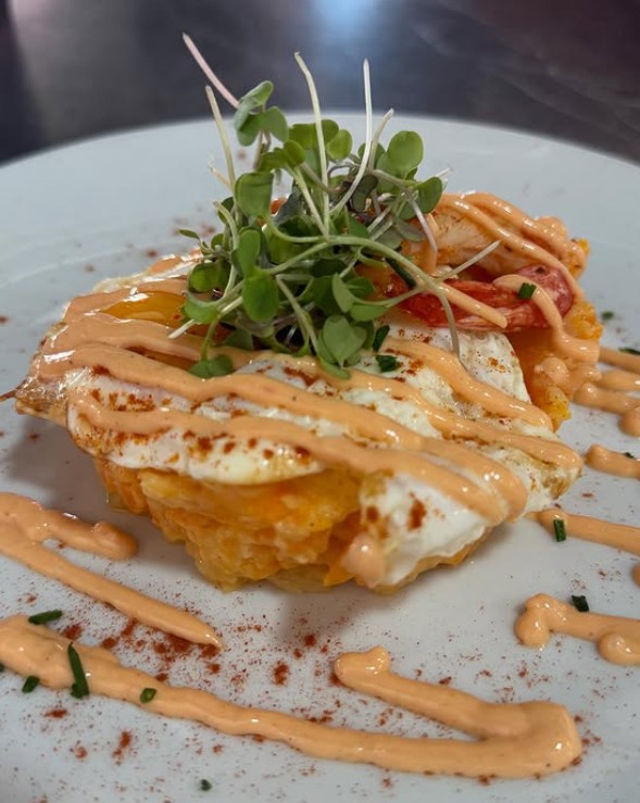 Huevos rotos con gulas y gambas