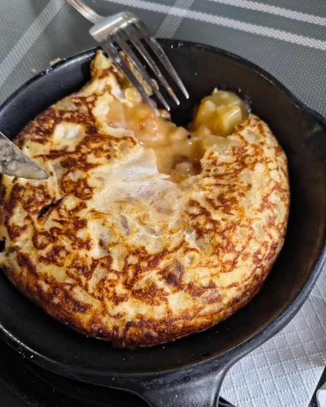 Tortilla de patata jugosa de Ajo y Perejil